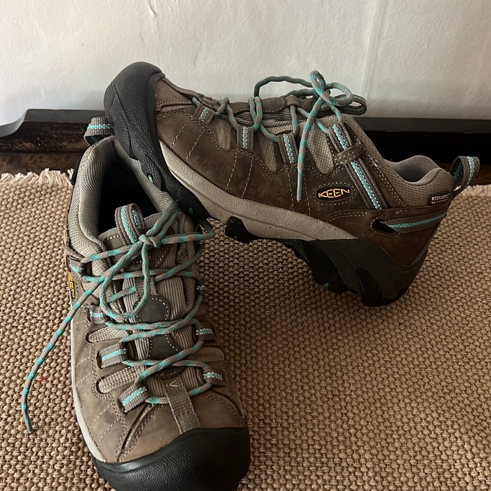 Keen Tan Hiking Shoes with Teal Highlights